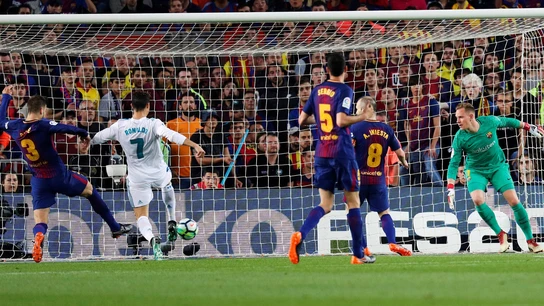 Cristiano Ronaldo remata ante la presencia de Piqué Cristiano Ronaldo remata ante la presencia de Piqué