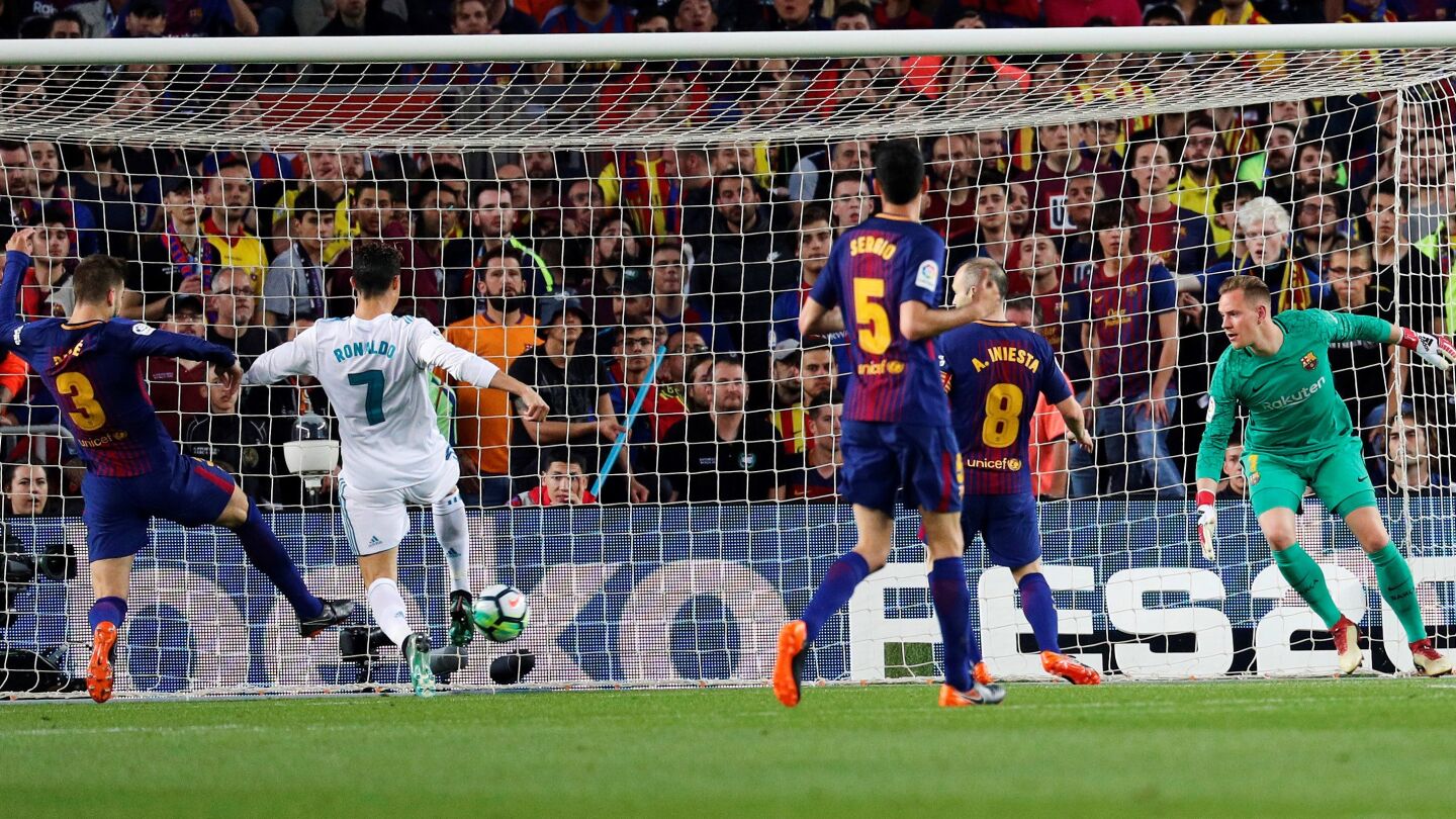 Cristiano Ronaldo remata ante la presencia de Piqu&eacute;