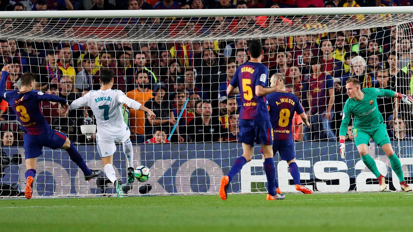 Cristiano Ronaldo remata ante la presencia de Piqué Cristiano Ronaldo remata ante la presencia de Piqué