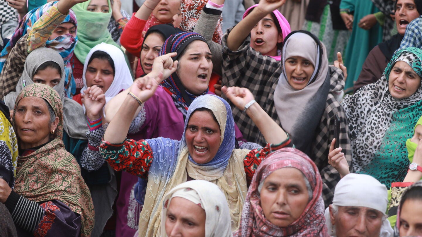 Un grupo de mujeres manifest&aacute;ndose en Cachemira, en la India (Archivo)