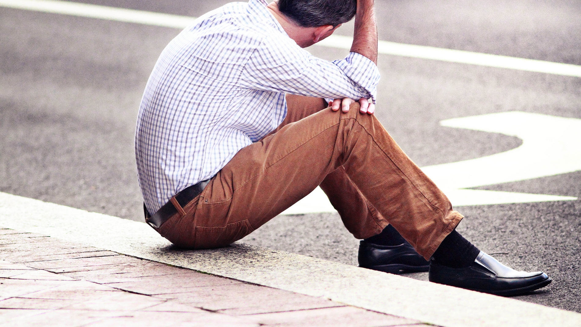 Un hombre sentado en la calle