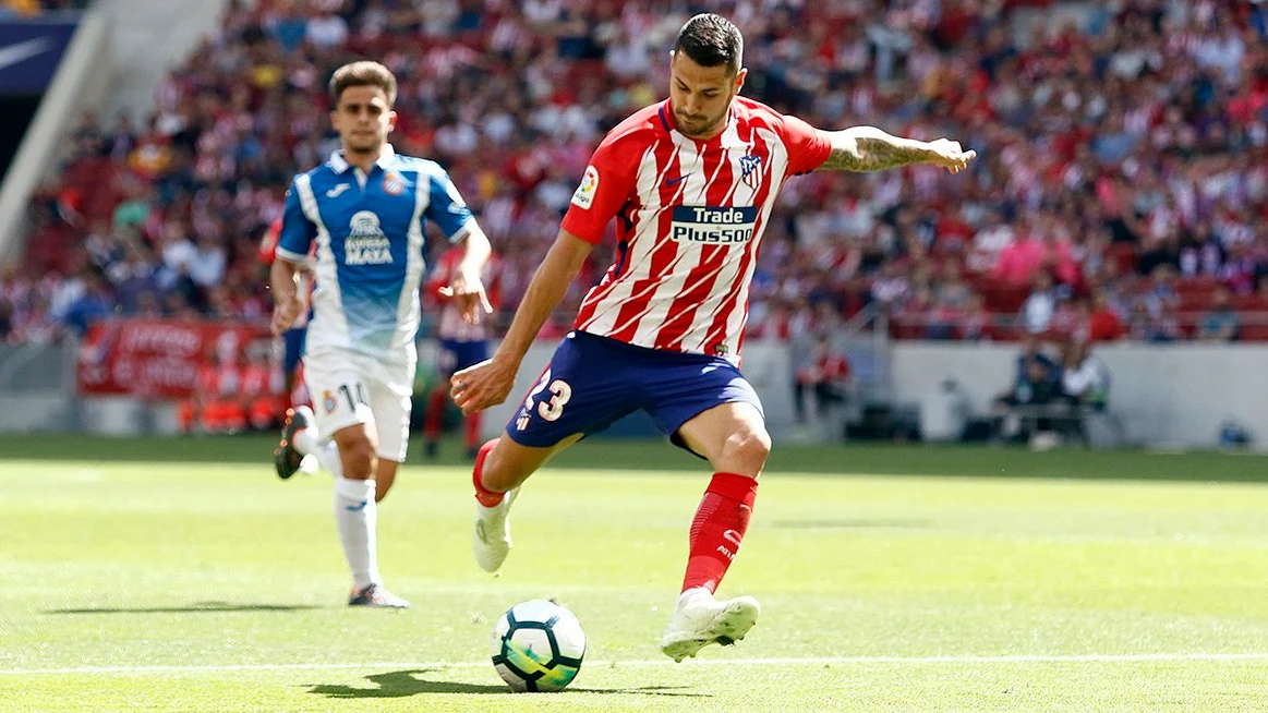 Vitolo dispara a portería en el partido ante el Espanyol