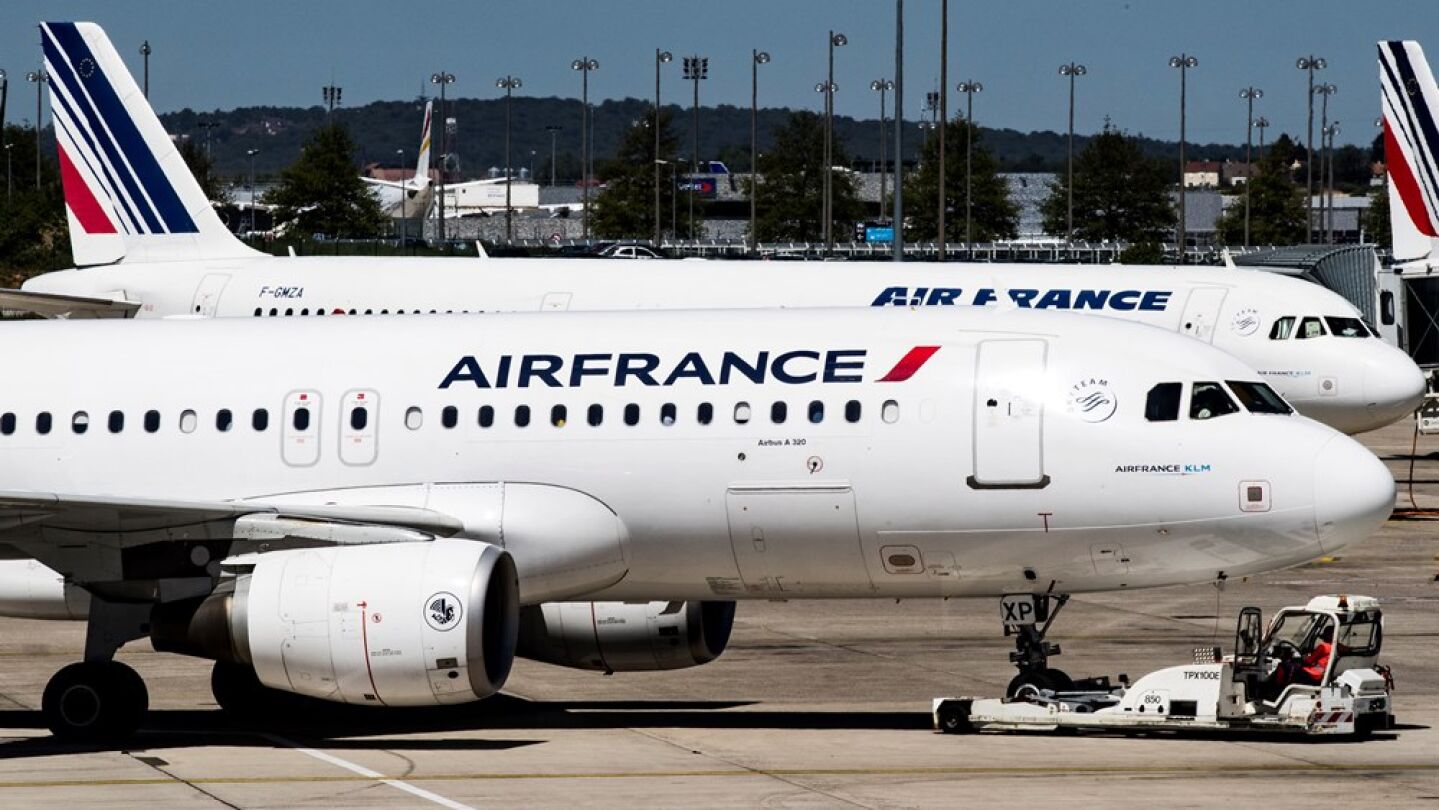 Aviones de la aerol&iacute;nea Air France aparcan en una de las terminales en el Aeropuerto Charles de Gaulle en Par&iacute;s. EFE