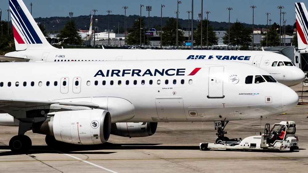 Aviones de la aerolínea Air France aparcan en una de las terminales en el Aeropuerto Charles de Gaulle en París. EFE