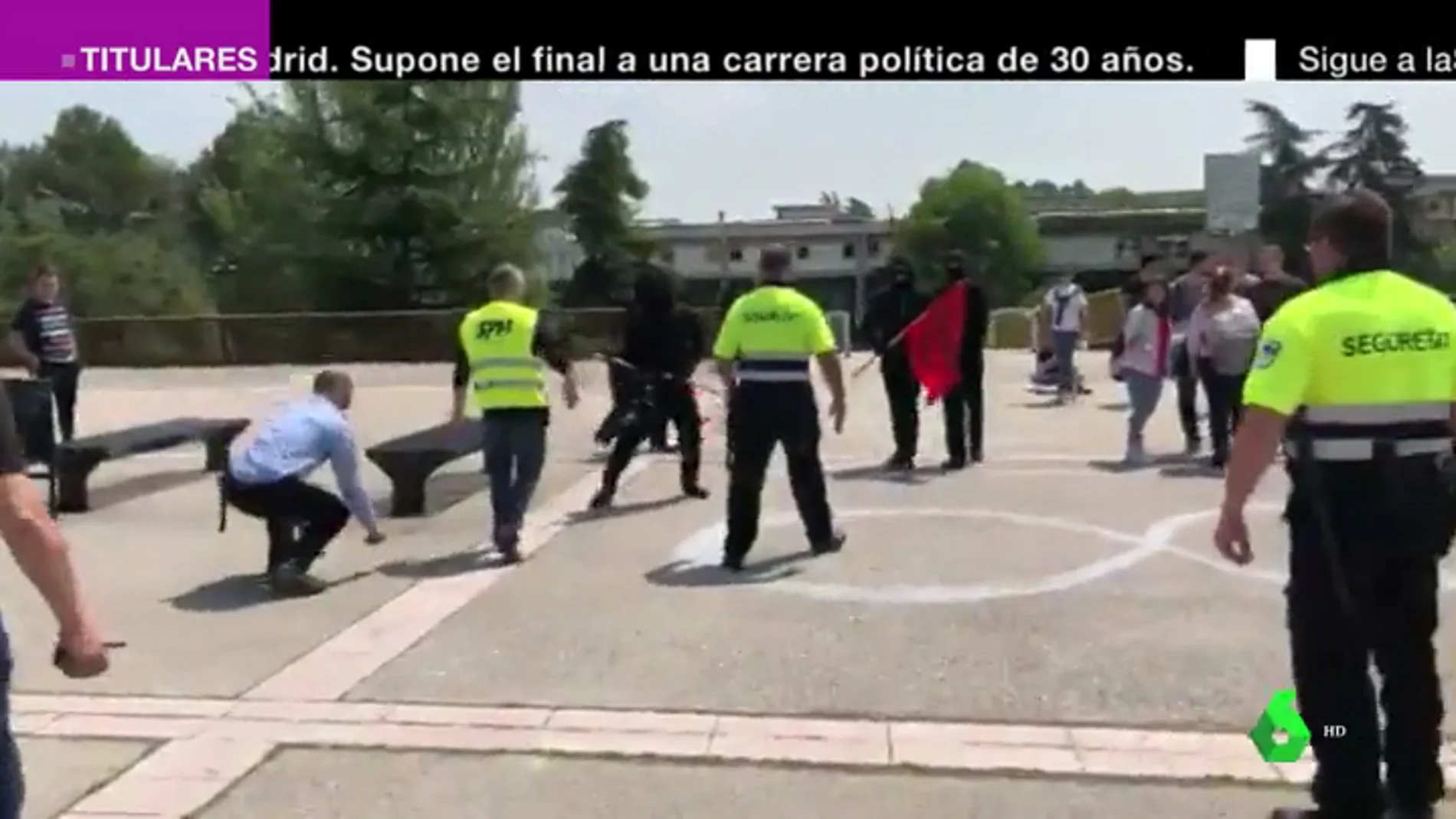 Les increparon y les golpearon con palos: las imágenes de la agresión a Societat Civil Catalana en la Autónoma de Barcelona  
