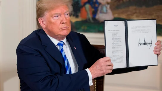 Trump sostiene un memorándum presidencial de seguridad nacional sobre Irán Trump sostiene un memorándum presidencial de seguridad nacional sobre Irán