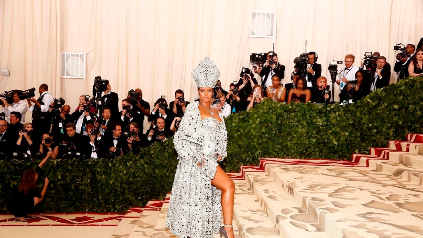 Rihanna llega a la alfombra roja del Costume Institute Gala