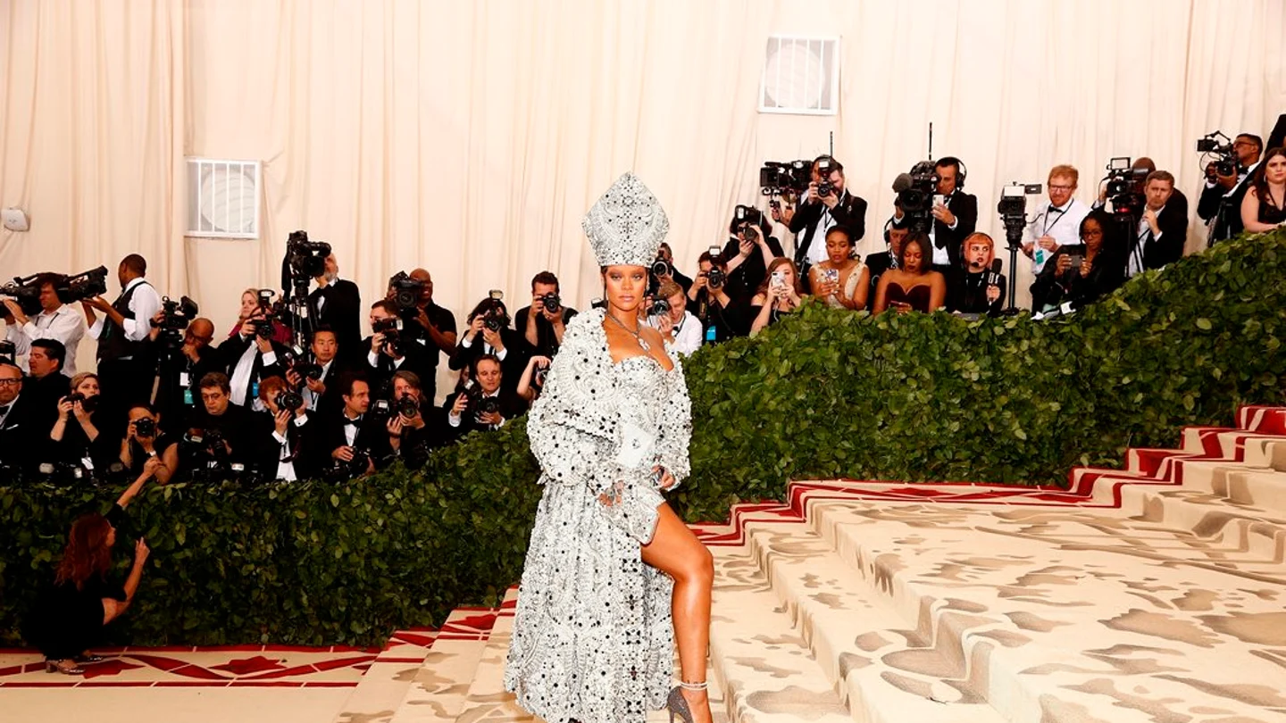 Rihanna llega a la alfombra roja del Costume Institute Gala Rihanna llega a la alfombra roja del Costume Institute Gala