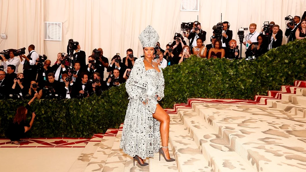 Rihanna llega a la alfombra roja del Costume Institute Gala