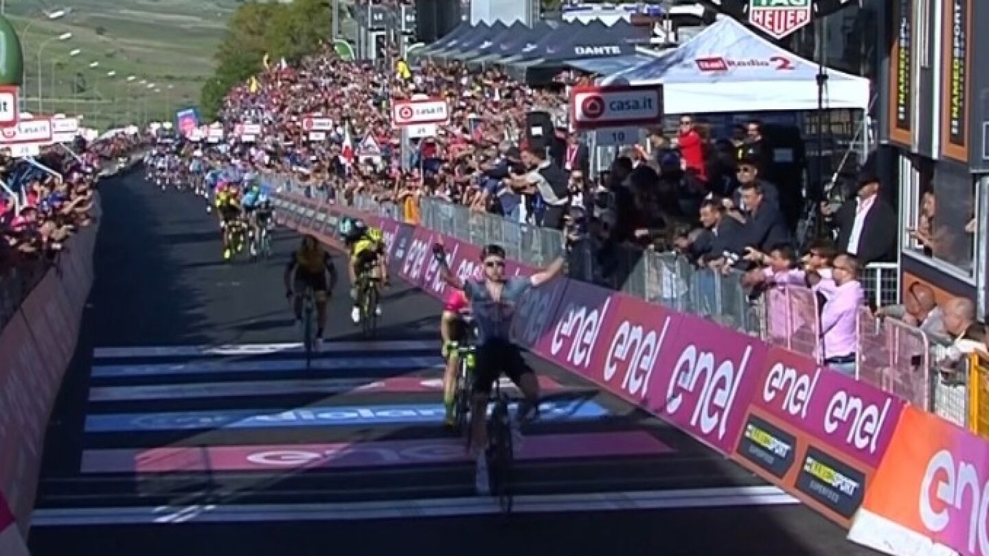 Tim Wellens levanta los brazos en l&iacute;nea de meta