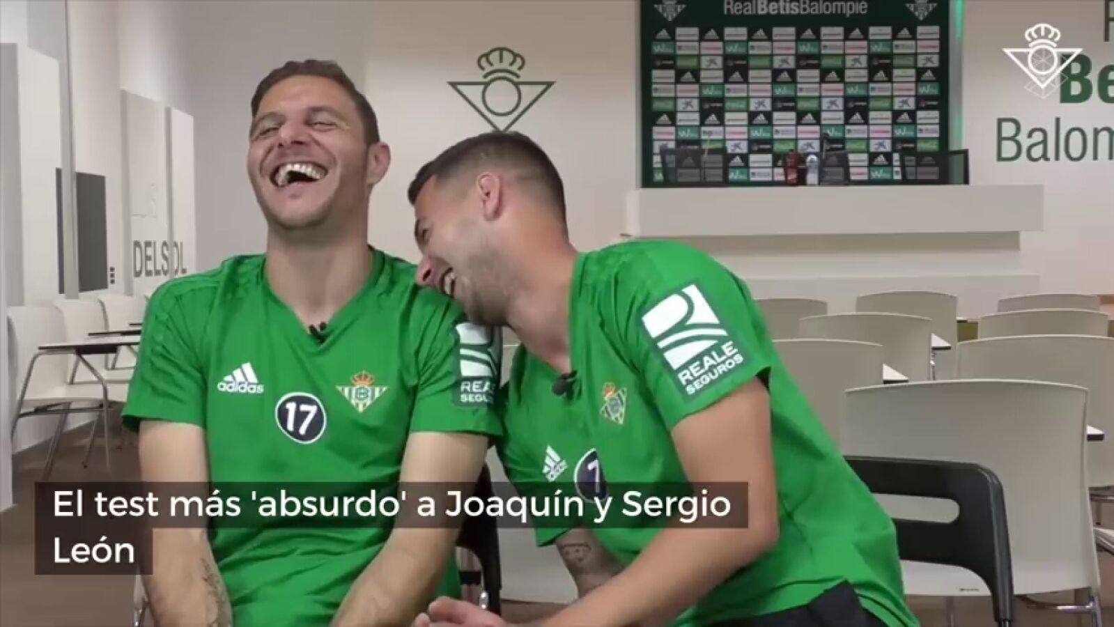 El test m&aacute;s absurdo del Betis a Joaqu&iacute;n: "&iquest;Qu&eacute; hace un gorri&oacute;n con 350 kilos en la rama de un &aacute;rbol?"