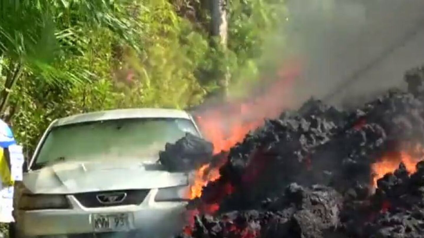 Los r&iacute;os de lava del volc&aacute;n Kilauea arrasa un coche en Hawai