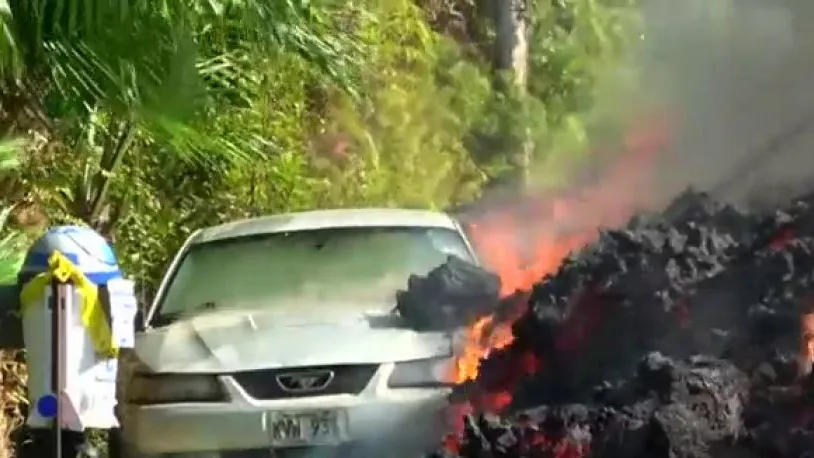 Los ríos de lava del volcán Kilauea arrasa un coche en Hawai Los ríos de lava del volcán Kilauea arrasa un coche en Hawai