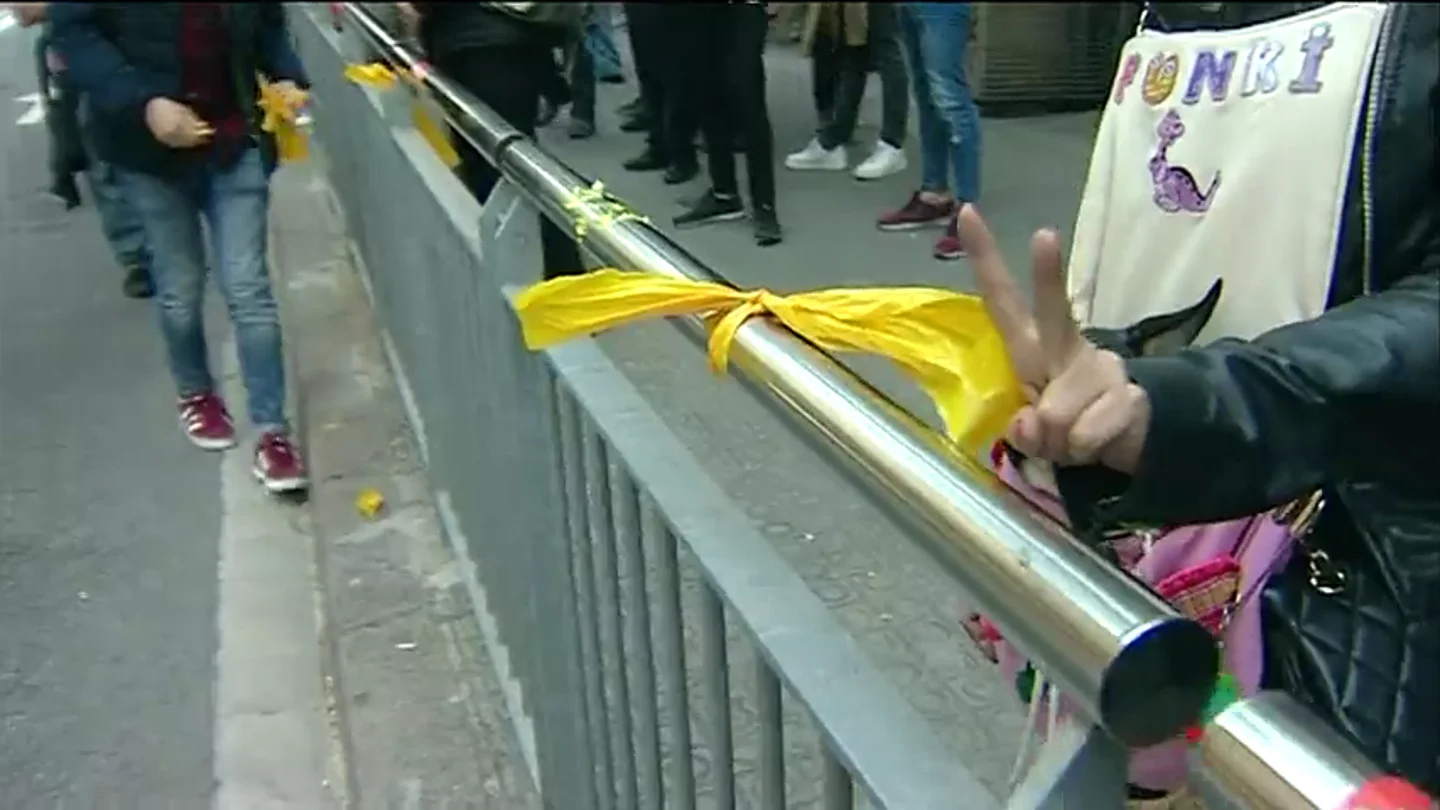 Tensión en las calles de Barcelona por los lazos amarillos independentistas Tensión en las calles de Barcelona por los lazos amarillos independentistas
