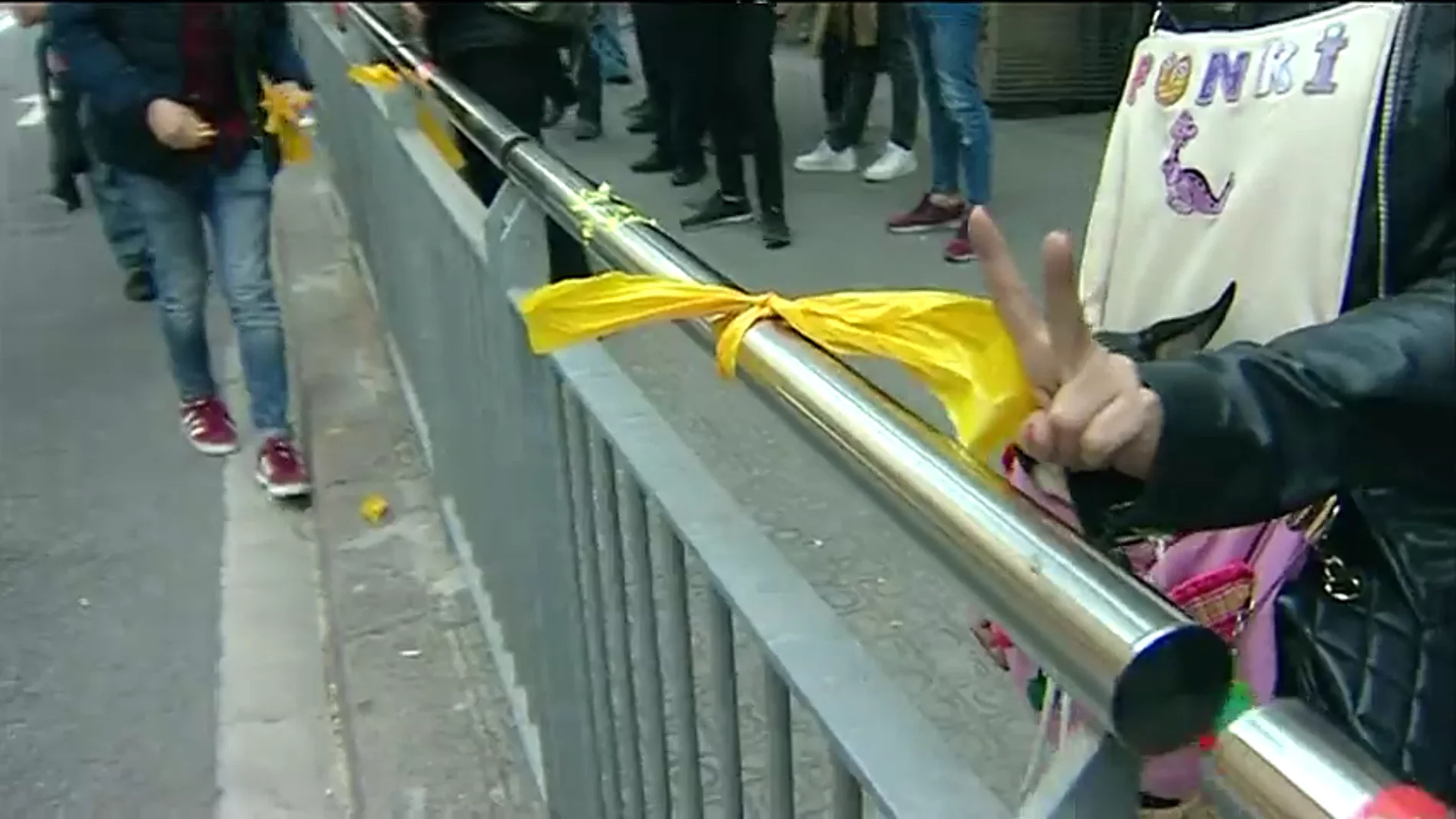Tensión en las calles de Barcelona por los lazos amarillos independentistas