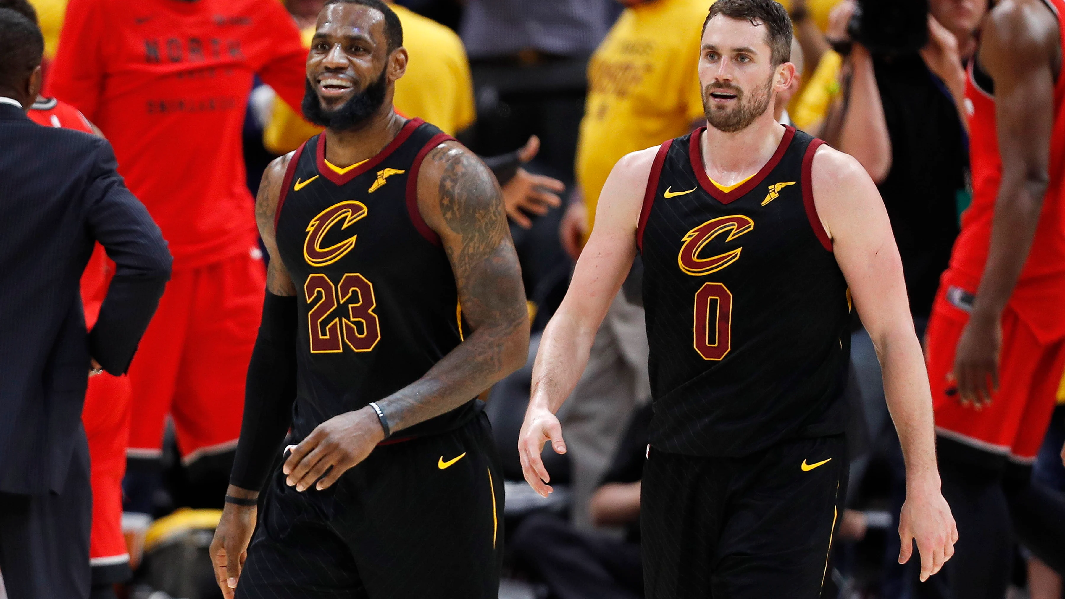 LeBron James sonríe junto a Kevin Love