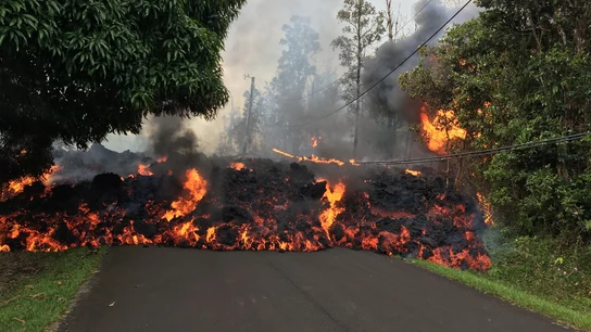 La lava recorriendo la Makamae Street, en el estado de Leilani, Hawái La lava recorriendo la Makamae Street, en el estado de Leilani, Hawái