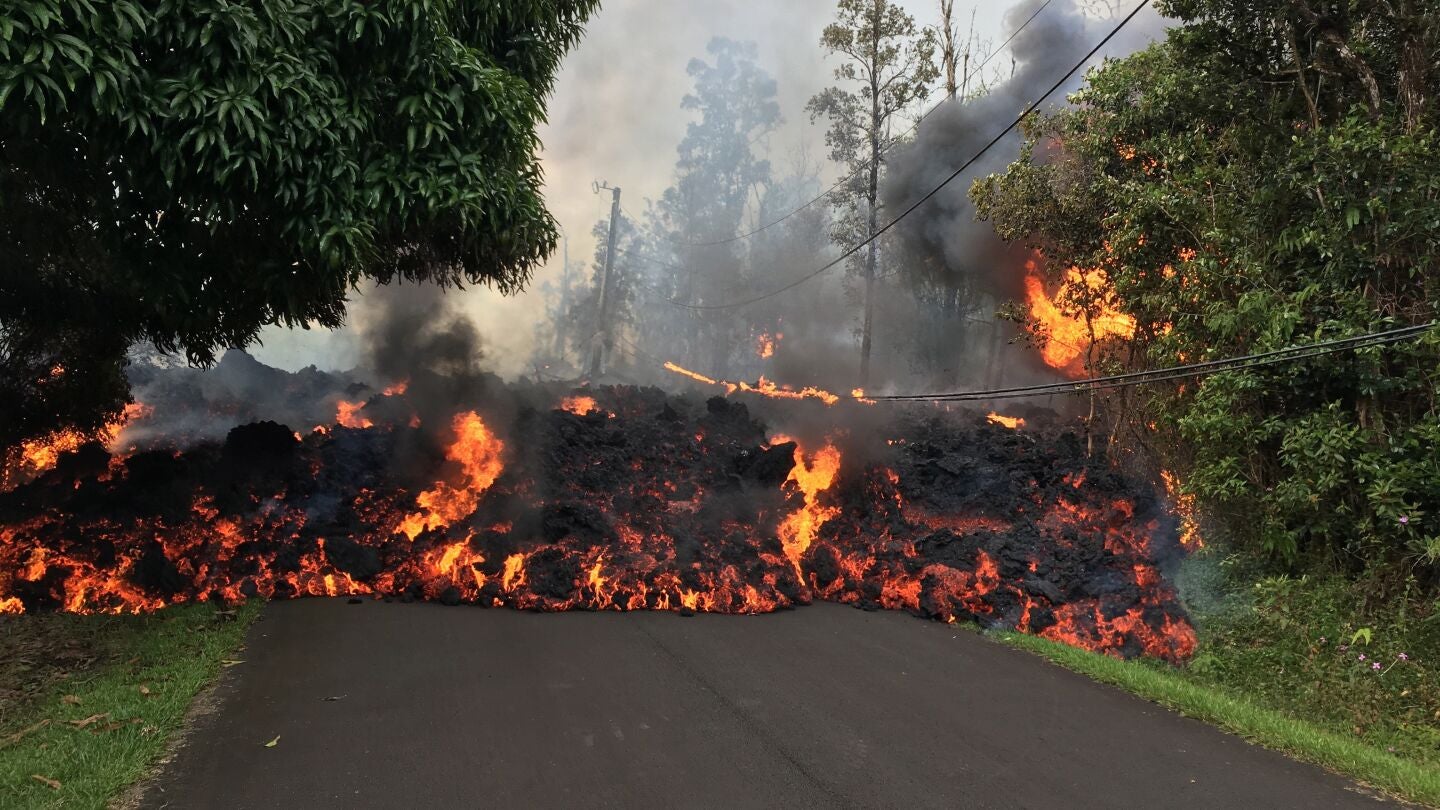  La lava recorriendo la Makamae Street, en el estado de Leilani, Haw&aacute;i 