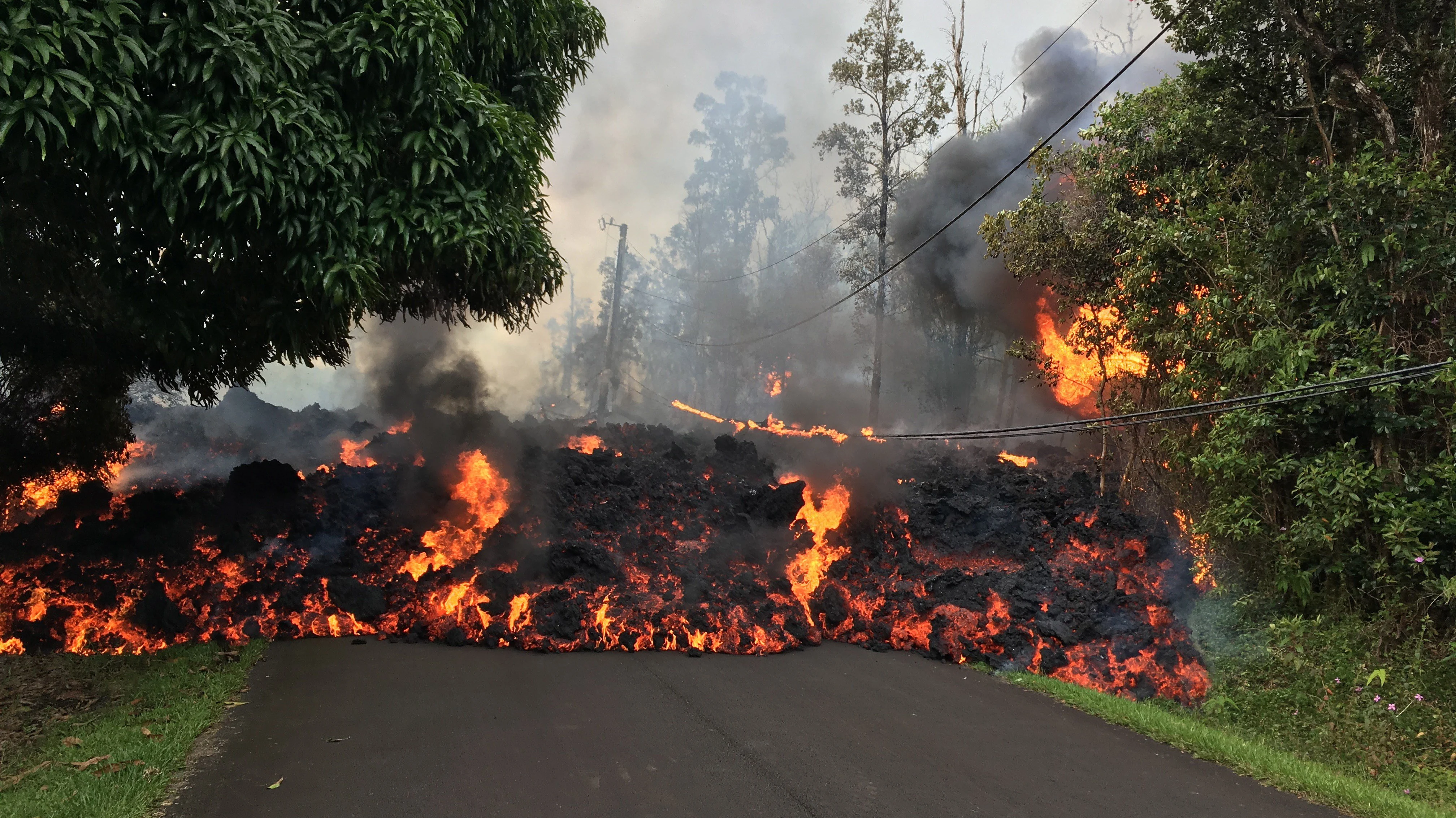  La lava recorriendo la Makamae Street, en el estado de Leilani, Hawái 