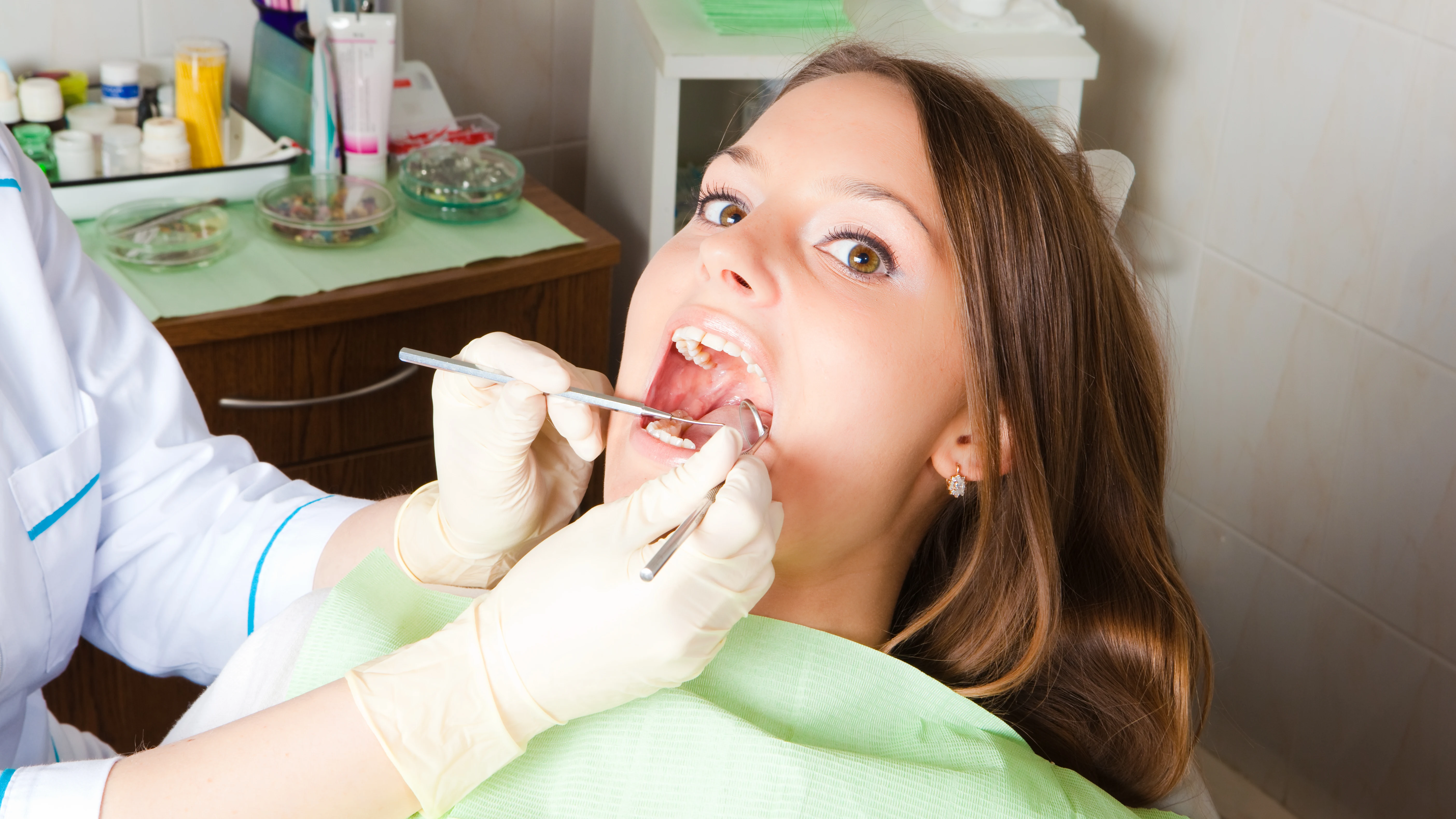 Una mujer en el dentista