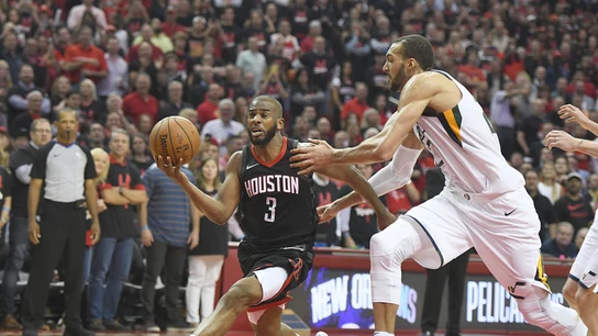 Chris Paul penetra a canasta ante los Jazz Chris Paul penetra a canasta ante los Jazz