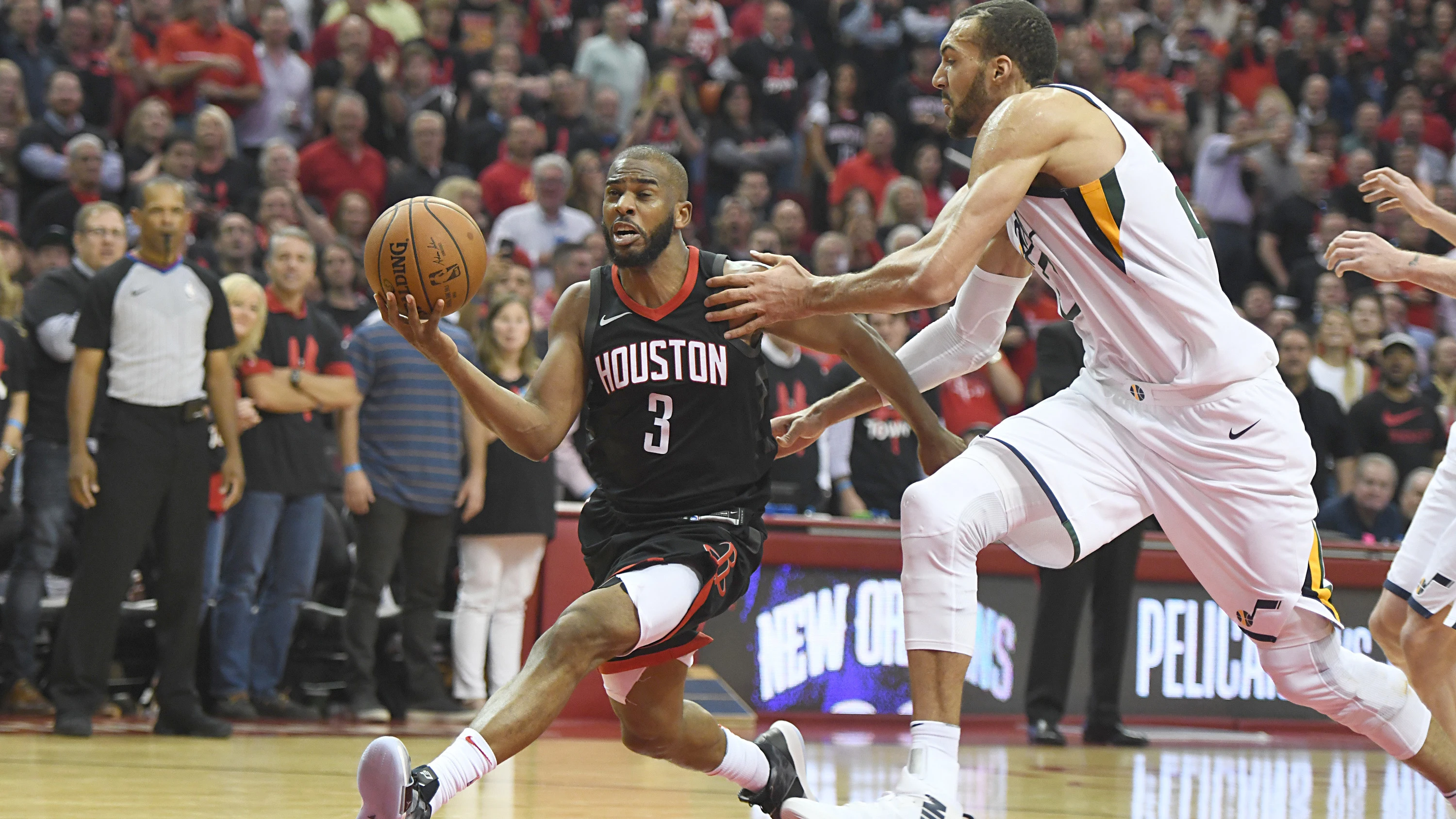 Chris Paul penetra a canasta ante los Jazz