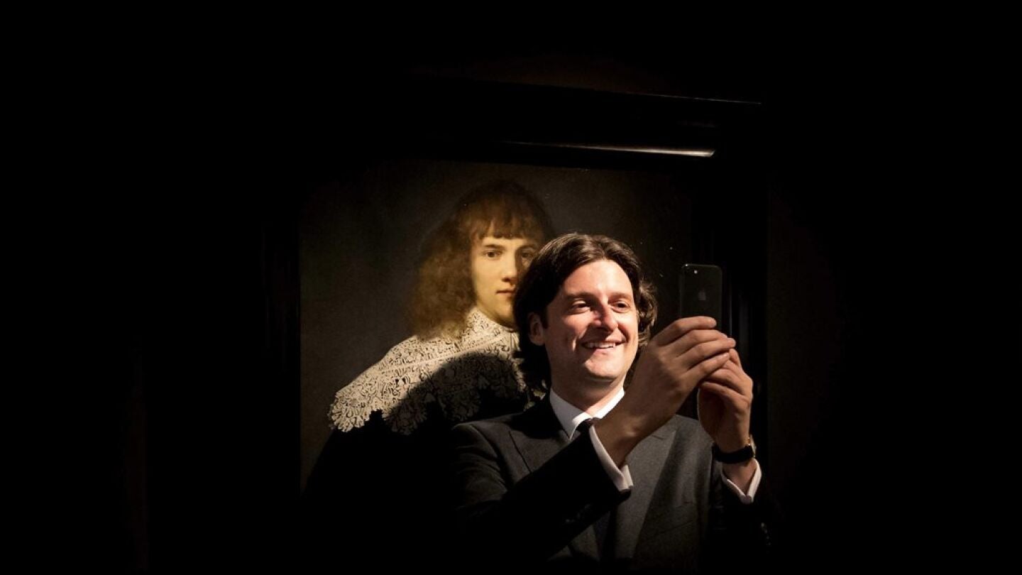  El historiador y marchante de arte holand&eacute;s Jan Six se toma un selfi delante de la obra "Retrato de un joven caballero" de Rembrandt