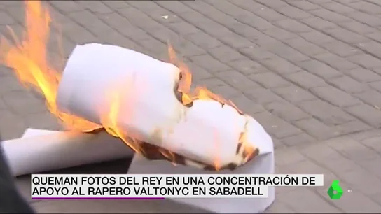 Queman fotos de Felipe VI en una concentración de apoyo al rapero Valtonyc en Sabadell Queman fotos de Felipe VI en una concentración de apoyo al rapero Valtonyc en Sabadell