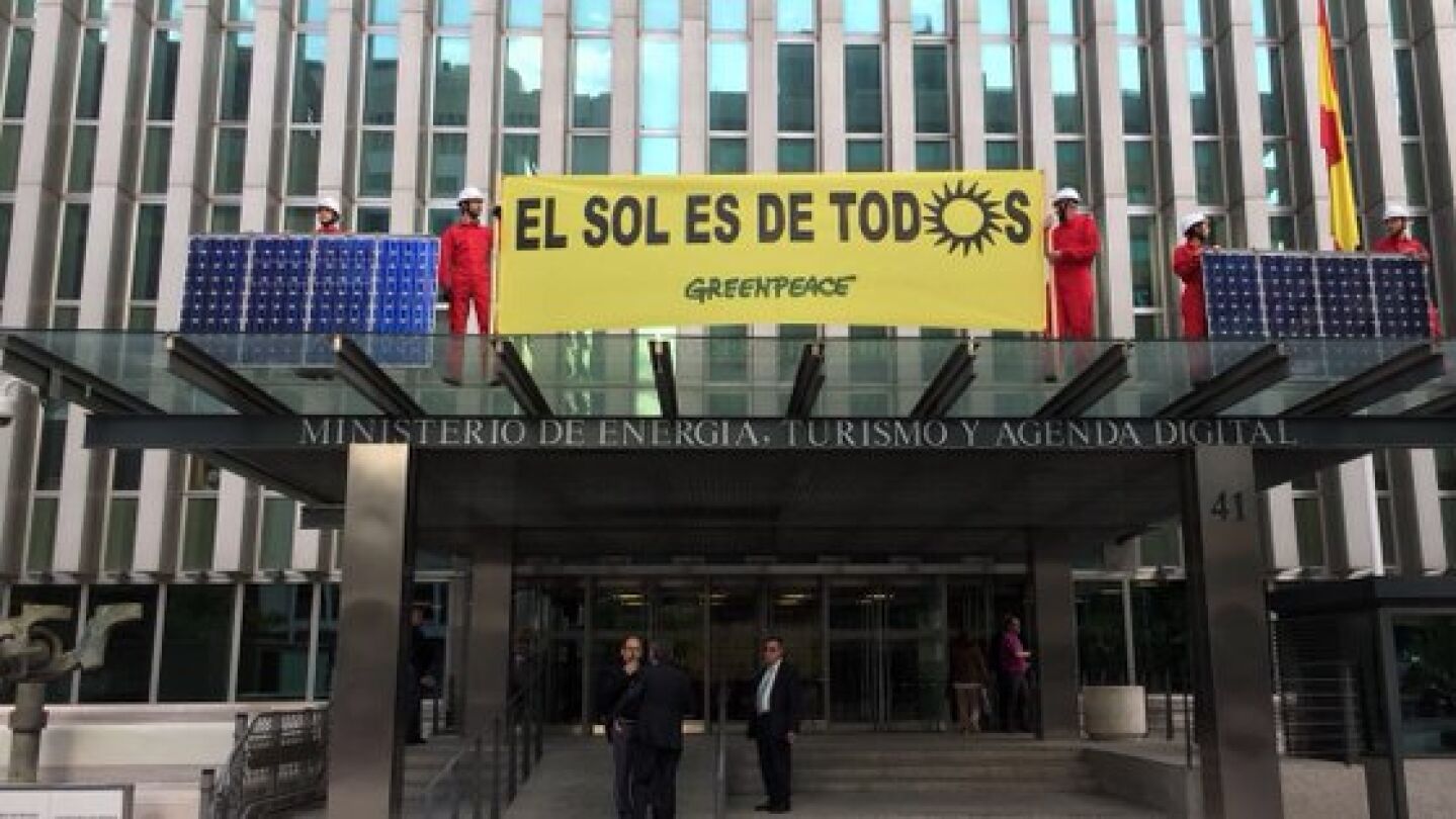 Activistas de Greenpeace han colocado en la fachada del Ministerio de Energ&iacute;a en Madrid placas solares