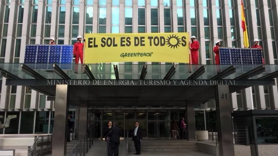 Activistas de Greenpeace han colocado en la fachada del Ministerio de Energía en Madrid placas solares