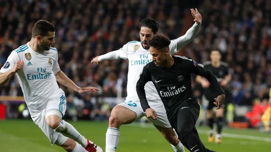 Neymar intenta zafarse de Isco y Nacho Neymar intenta zafarse de Isco y Nacho