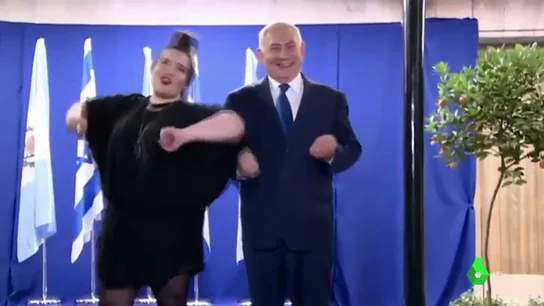Netanyahu haciendo la gallina con Netta Netanyahu haciendo la gallina con Netta