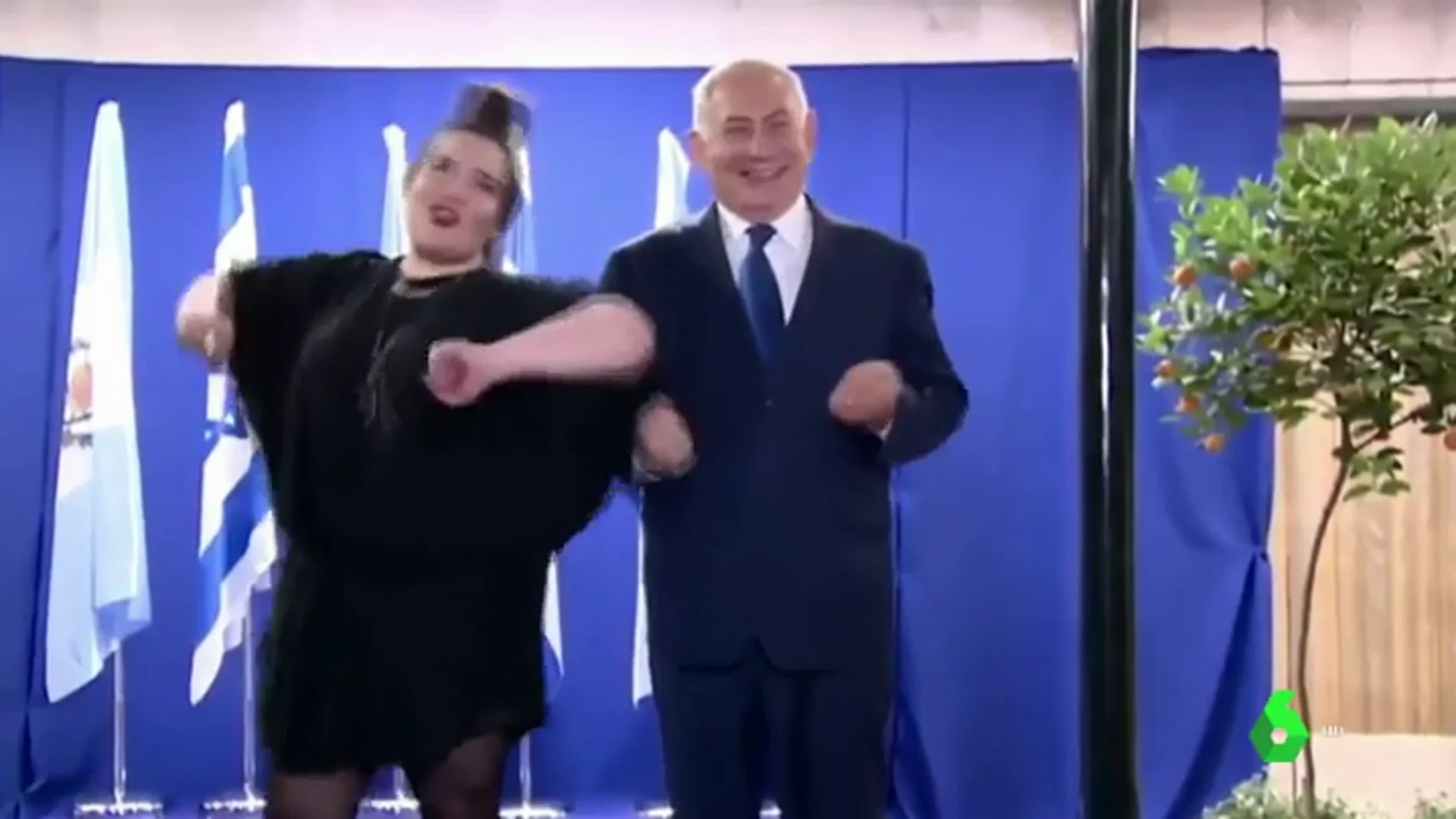 Netanyahu haciendo la gallina con Netta