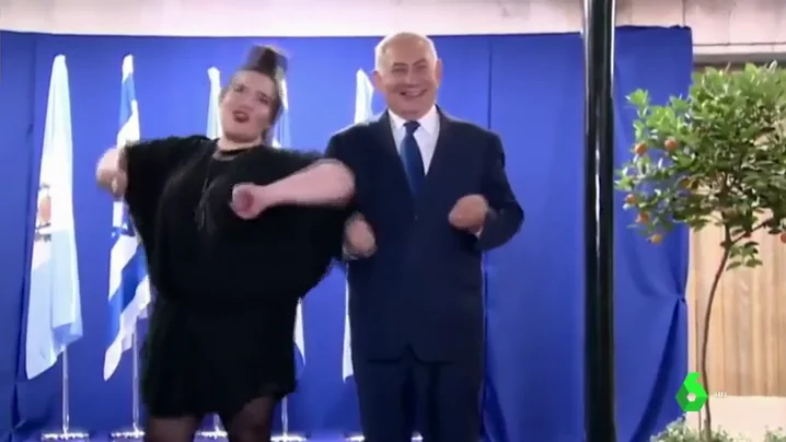 Netanyahu haciendo la gallina con Netta