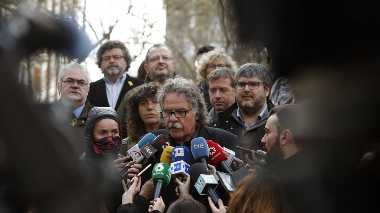 Joan Tard&agrave; hablando con los medios