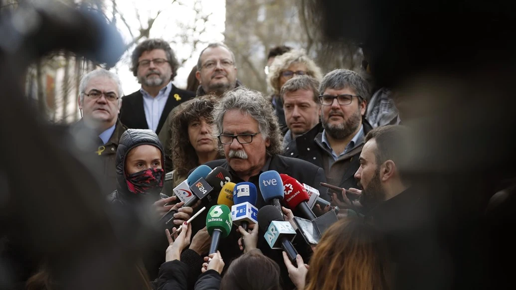 Joan Tardà hablando con los medios