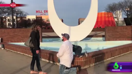 El vídeo viral de un niño que "revienta" la romántica pedida de mano de sus padres El vídeo viral de un niño que "revienta" la romántica pedida de mano de sus padres