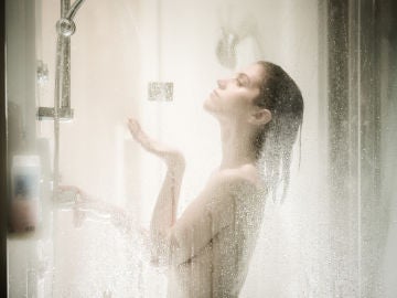 Mujer duchándose