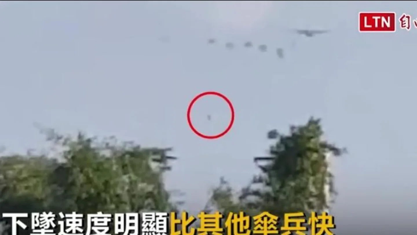 Chin Liang-feng, un paracaidista de la Fuerza Aérea de Taiwán, ha logrado sobrevivir a una caída libre Chin Liang-feng, un paracaidista de la Fuerza Aérea de Taiwán, ha logrado sobrevivir a una caída libre