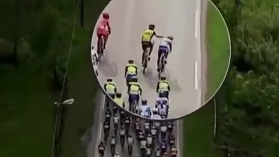 Lars Boom, expulsado del Tour de Normandía tras propinar un puñetazo a otro ciclista en plena carrera Lars Boom, expulsado del Tour de Normandía tras propinar un puñetazo a otro ciclista en plena carrera