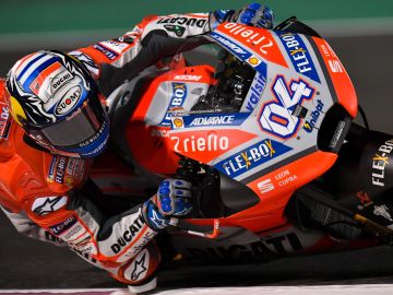 Andrea Dovizioso, subido en su Ducati 