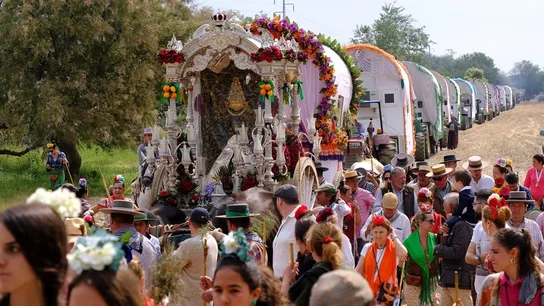 La Hermandad de Camas (Sevilla) durante el camino hacia la aldea almonteña de El Rocío La Hermandad de Camas (Sevilla) durante el camino hacia la aldea almonteña de El Rocío