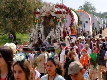 La Hermandad de Camas (Sevilla) durante el camino hacia la aldea almonteña de El Rocío La Hermandad de Camas (Sevilla) durante el camino hacia la aldea almonteña de El Rocío