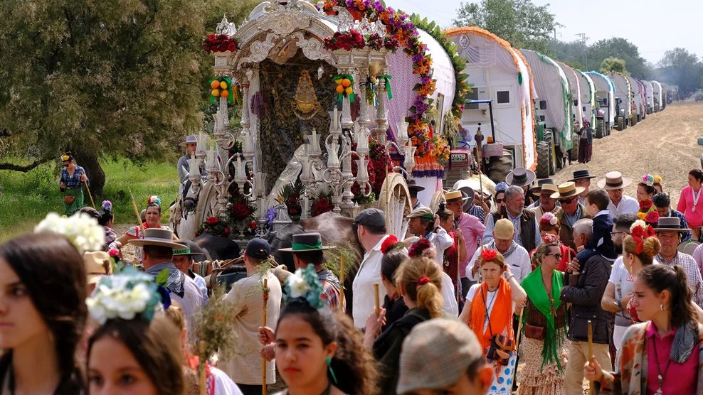  La Hermandad de Camas (Sevilla) durante el camino hacia la aldea almonteña de El Rocío 