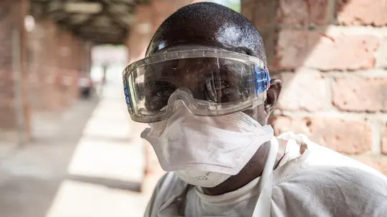 Un sanitario trabaja en la República Democrática del Congo Un sanitario trabaja en la República Democrática del Congo