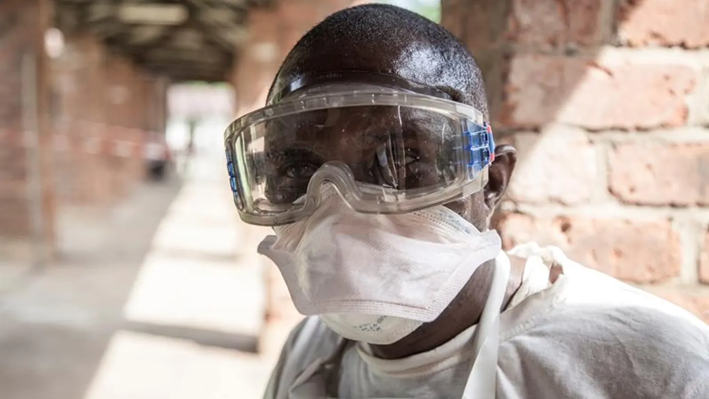 Un sanitario trabaja en la República Democrática del Congo Un sanitario trabaja en la República Democrática del Congo