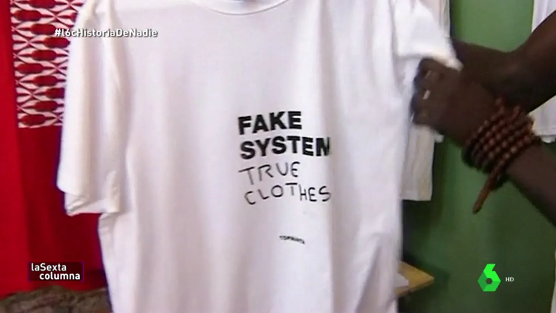 'Fake system, true clothes', la marca con la que los inmigrantes del top manta denuncian ser víctimas del sistema