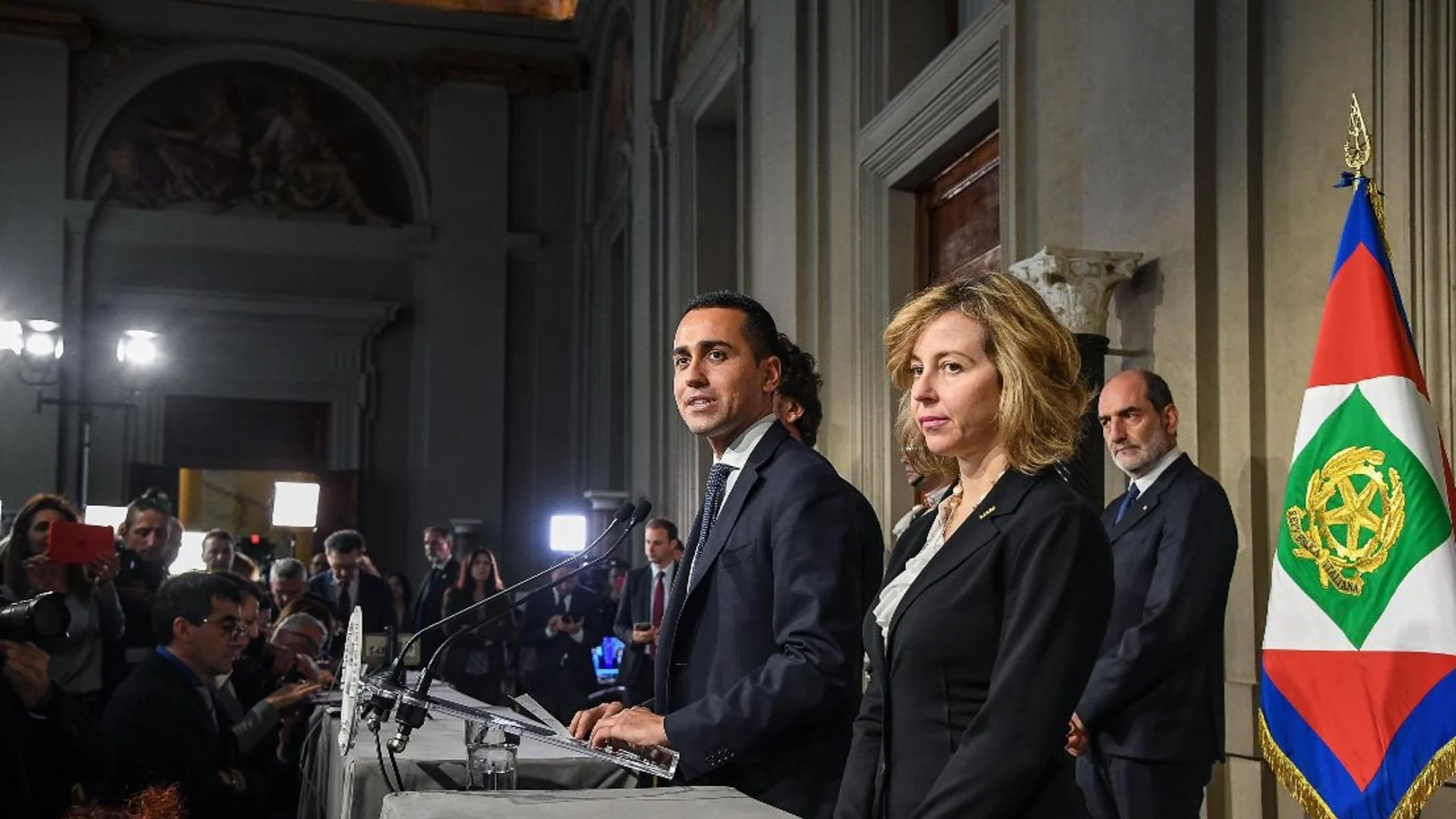 El líder del Movimiento Cinco Estrellas (M5S), Luigi Di Maio y su compañera de partido Giulia Grillo 