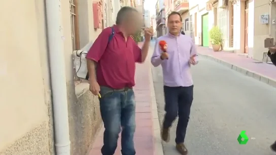 El acusado de retener a su mujer y a su hija durante diez meses en su casa arremete con agresividad contra la prensa El acusado de retener a su mujer y a su hija durante diez meses en su casa arremete con agresividad contra la prensa