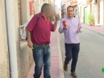 El acusado de retener a su mujer y a su hija durante diez meses en su casa arremete con agresividad contra la prensa El acusado de retener a su mujer y a su hija durante diez meses en su casa arremete con agresividad contra la prensa